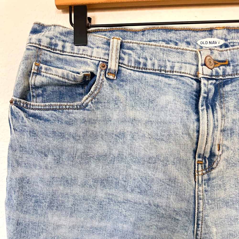 Old Navy mid-rise boyfriend light wash jeans- size 14
